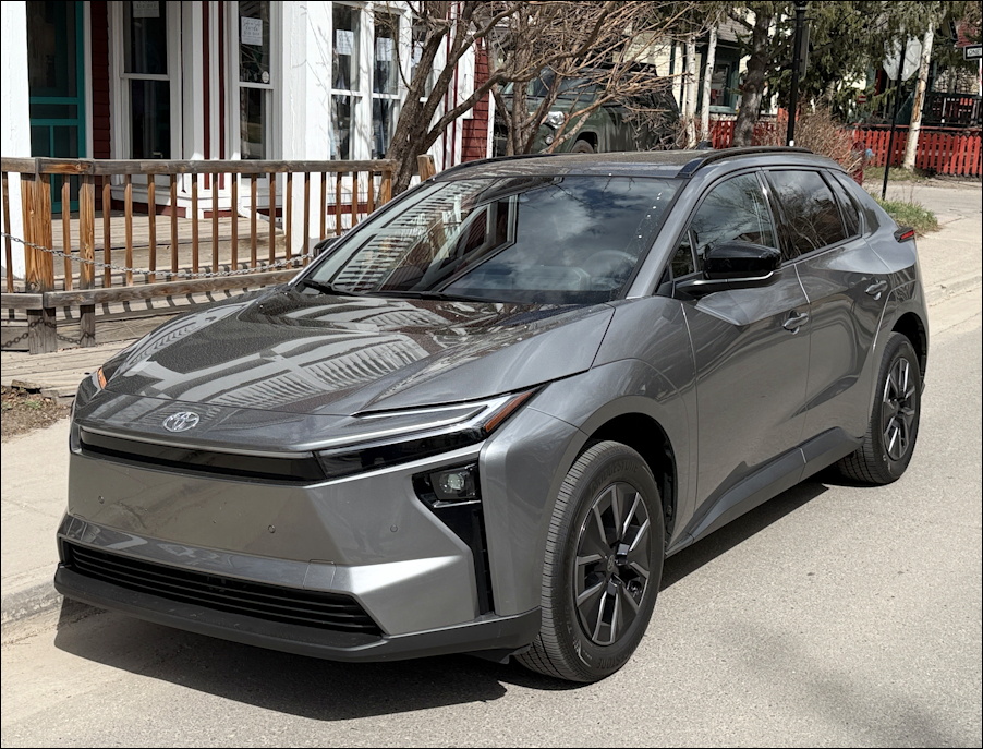 DaveTaylor's tweet image. Car break! There's lots to like with the newly redesigned @Toyota bZ EV. I spent a week driving the 2026 bZ XLE FWD Plus compact SUV. Here's everything you need to know: planetdave.com/2026/04/toyota… #ev #toyota #bev #cars #auto