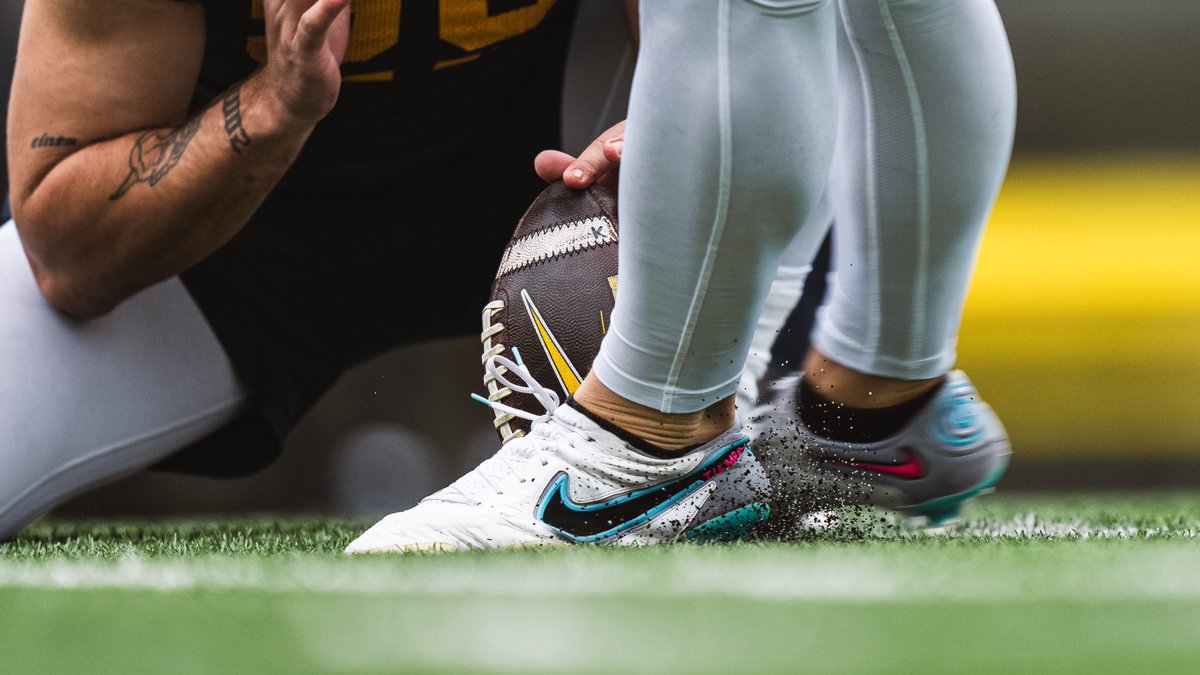 CalFootball's tweet image. Up close and personal 🔍

#GoBears