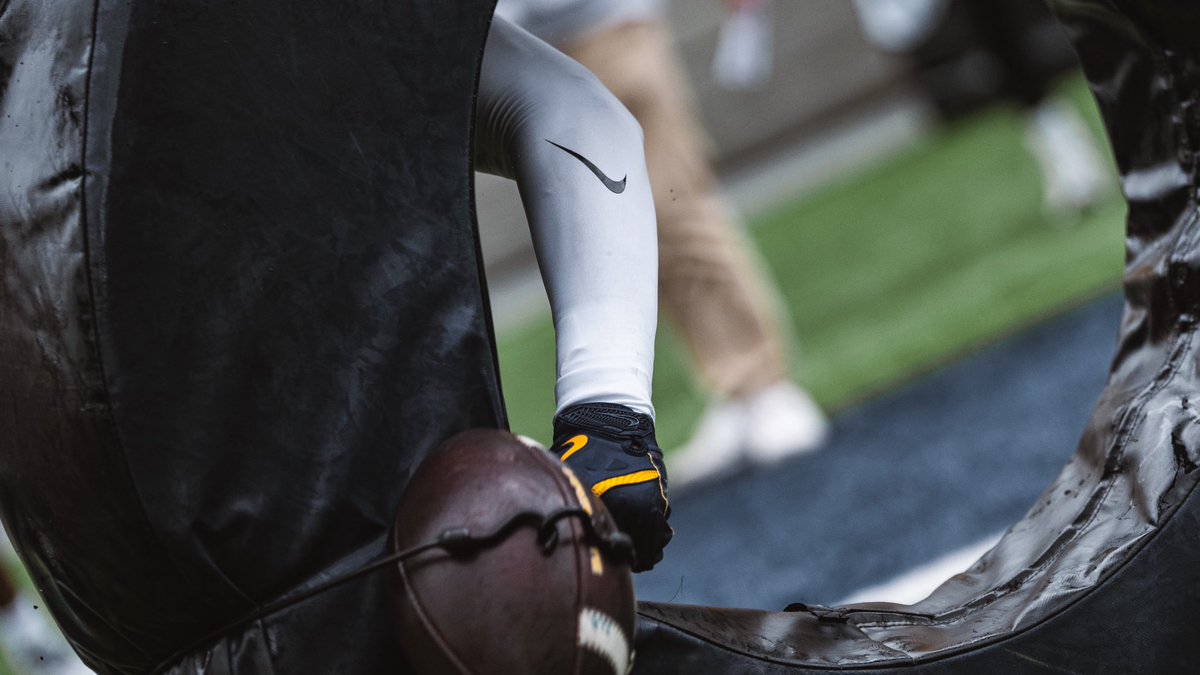 CalFootball's tweet image. Up close and personal 🔍

#GoBears