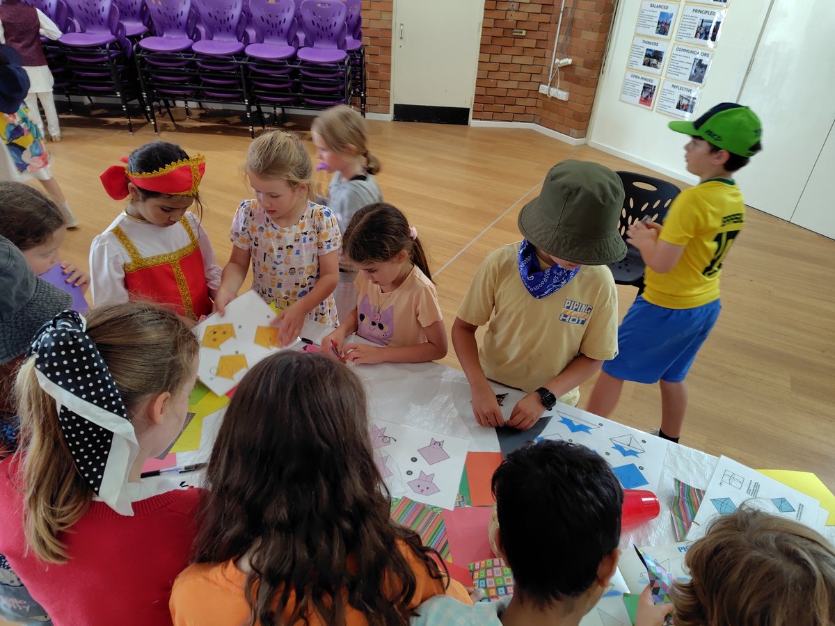 JPEmbassyAU's tweet image. We visited Hughes Primary for #HarmonyDay! 🌸🇯🇵
Great to see so many students diving into Japanese cultural activities, including #origami, #calligraphy, and a fun photo booth. It was wonderful to see everyone enjoy themselves while learning about Japan✨ #CulturalExchange