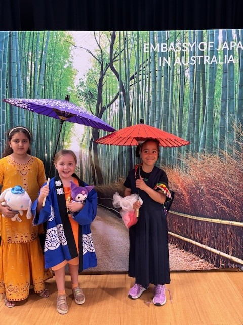 JPEmbassyAU's tweet image. We visited Hughes Primary for #HarmonyDay! 🌸🇯🇵
Great to see so many students diving into Japanese cultural activities, including #origami, #calligraphy, and a fun photo booth. It was wonderful to see everyone enjoy themselves while learning about Japan✨ #CulturalExchange