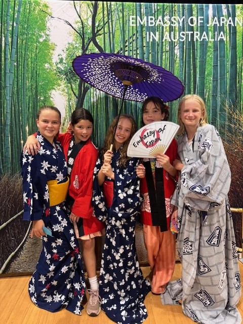 JPEmbassyAU's tweet image. We visited Hughes Primary for #HarmonyDay! 🌸🇯🇵
Great to see so many students diving into Japanese cultural activities, including #origami, #calligraphy, and a fun photo booth. It was wonderful to see everyone enjoy themselves while learning about Japan✨ #CulturalExchange