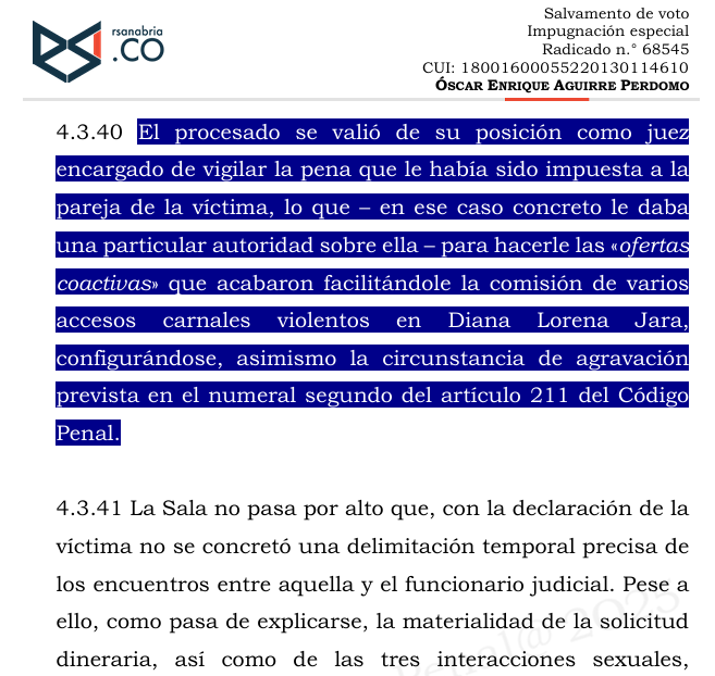 Ronaldsanabria1's tweet photo. ⚖️Concusión y acceso carnal violento pueden concurrir cuando un funcionario abusa de su cargo para obtener favores sexuales
SP2173-2025 (68545)

Hoy estuve revisando una decisión muy fuerte de la Corte Suprema de Justicia sobre abuso de poder y delitos sexuales. El caso gira alrededor de un juez de ejecución de penas. La compañera sentimental de una persona privada de la libertad acudió a su despacho para gestionar permisos médicos y otros beneficios para su pareja. Según lo que se probó en el proceso, el juez empezó a aprovechar esa situación. Primero le pidió dinero para ayudar con esos trámites. Pero después fue más lejos: condicionó su ayuda a que la mujer mantuviera relaciones sexuales con él. Es decir, utilizó el poder que tenía sobre la situación jurídica del interno para presionarla.

La defensa sostuvo que todo hacía parte de un mismo contexto y que no podían hablarse de varios delitos. Sin embargo, la Corte Suprema explicó algo muy importante. Cuando un funcionario público utiliza su cargo para pedir dinero, se configura concusión, porque está abusando del poder del Estado para obtener un beneficio indebido. Pero cuando ese mismo poder se utiliza para presionar a una persona a tener relaciones sexuales, se afecta otro bien jurídico completamente distinto: la libertad y autodeterminación sexual.

La Corte también hace una precisión muy interesante. En estos casos puede parecer que la víctima “acepta” la relación, pero en realidad no hay consentimiento libre. Lo que ocurre es que la persona termina cediendo ante una presión derivada del poder del funcionario. Por eso la Corte concluye que en situaciones como esta pueden coexistir dos delitos distintos: uno contra la administración pública y otro contra la libertad sexual.

En otras palabras, el abuso del poder institucional puede convertirse simultáneamente en corrupción y violencia sexual. Un caso muy importante para entender cómo el derecho penal analiza las relaciones de poder y el consentimiento en contextos de autoridad.

🔗Si le interesa el tema, publiqué el análisis completo de esta sentencia en la página web.
https://t.co/8pQUj5IhYq