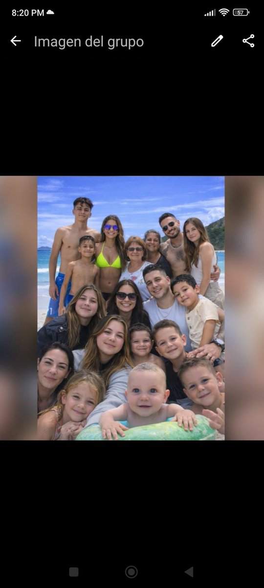 danemarin's tweet photo. hicimos la foto familiar con IA. el marido de mi prima es #occhiato jajajajajaj @nadiedicenada_ https://t.co/FYAZ5uv7d2