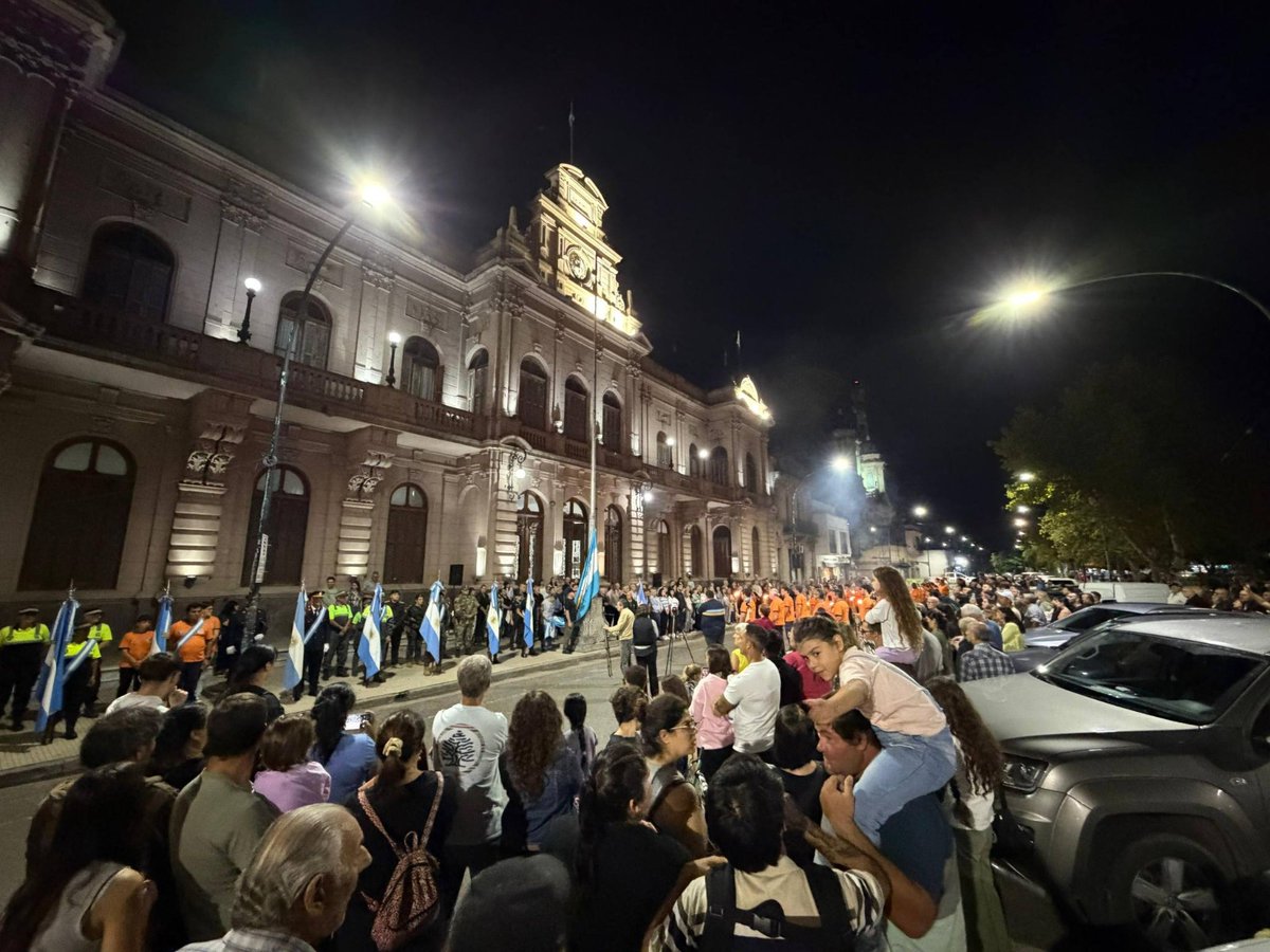 Vigilia de Malvinas en Chivilcoy 🇦🇷🕯️
Con profunda emoción, vecinos, veteranos y autoridades participaron de la tradicional marcha de antorchas en la previa del 2 de abril.

El intendente Guillermo Britos destacó que “la causa Malvinas es de todos los argentinos”, mientras que