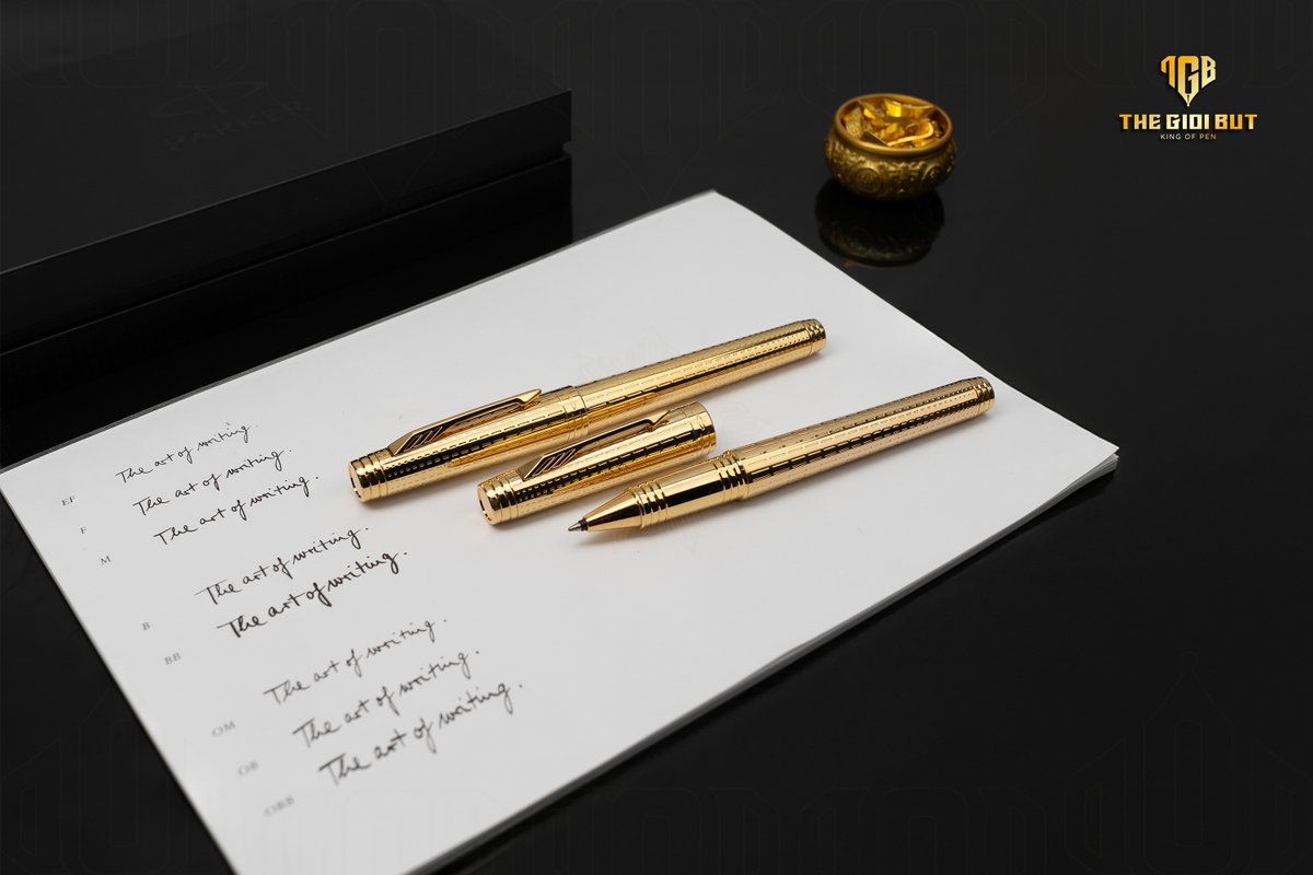 thegioibut's tweet photo. Parker Premier Deluxe Chiselling GT Rollerball S0887950 toàn thân hợp kim đồng thau phủ vàng 23K cao cấp, chạm khắc họa tiết “chiselling” sắc sảo như một tác phẩm kim hoàn. 

📷Hotline: 0888.168.968
https://t.co/E0FcMY9Qq4 https://t.co/7AGIbl9RaR