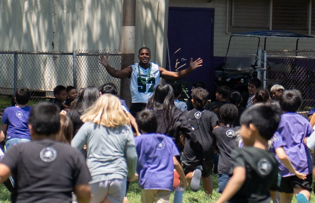 HawaiiFootball's tweet photo. A field day with the keiki 🤙

Mahalo to Pearl City Elementary for hosting today! 

#BRADDAHHOOD x #GoBows https://t.co/VJcL6kPdXd