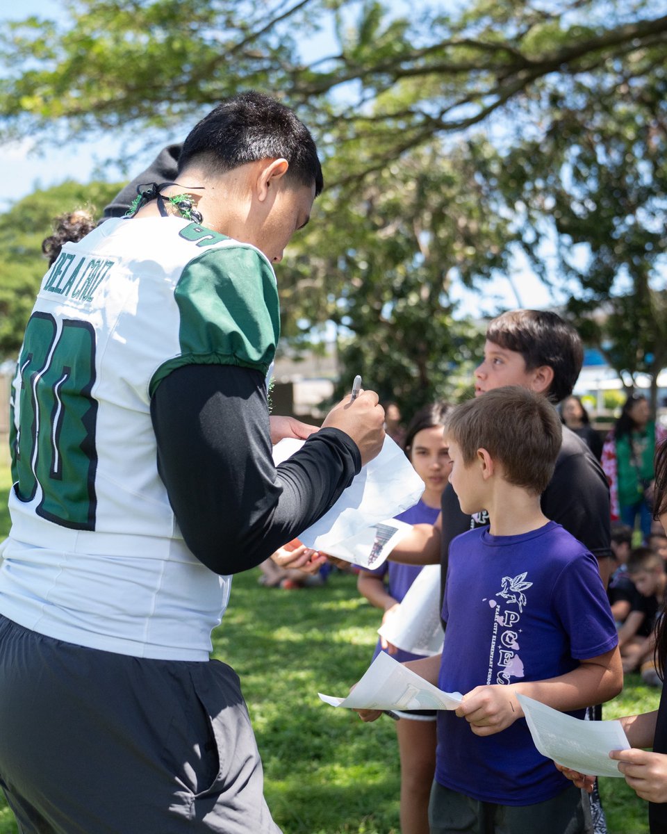 HawaiiFootball's tweet photo. A field day with the keiki 🤙

Mahalo to Pearl City Elementary for hosting today! 

#BRADDAHHOOD x #GoBows https://t.co/VJcL6kPdXd