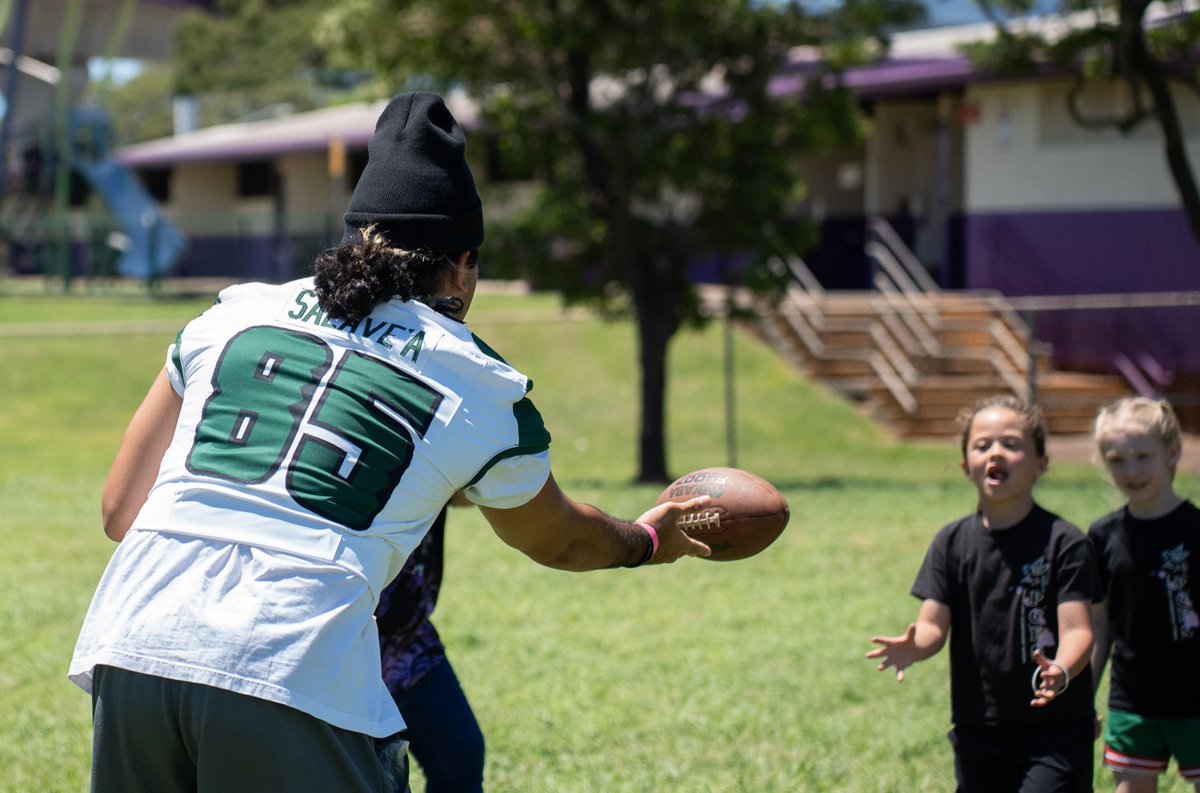 HawaiiFootball's tweet photo. A field day with the keiki 🤙

Mahalo to Pearl City Elementary for hosting today! 

#BRADDAHHOOD x #GoBows https://t.co/VJcL6kPdXd