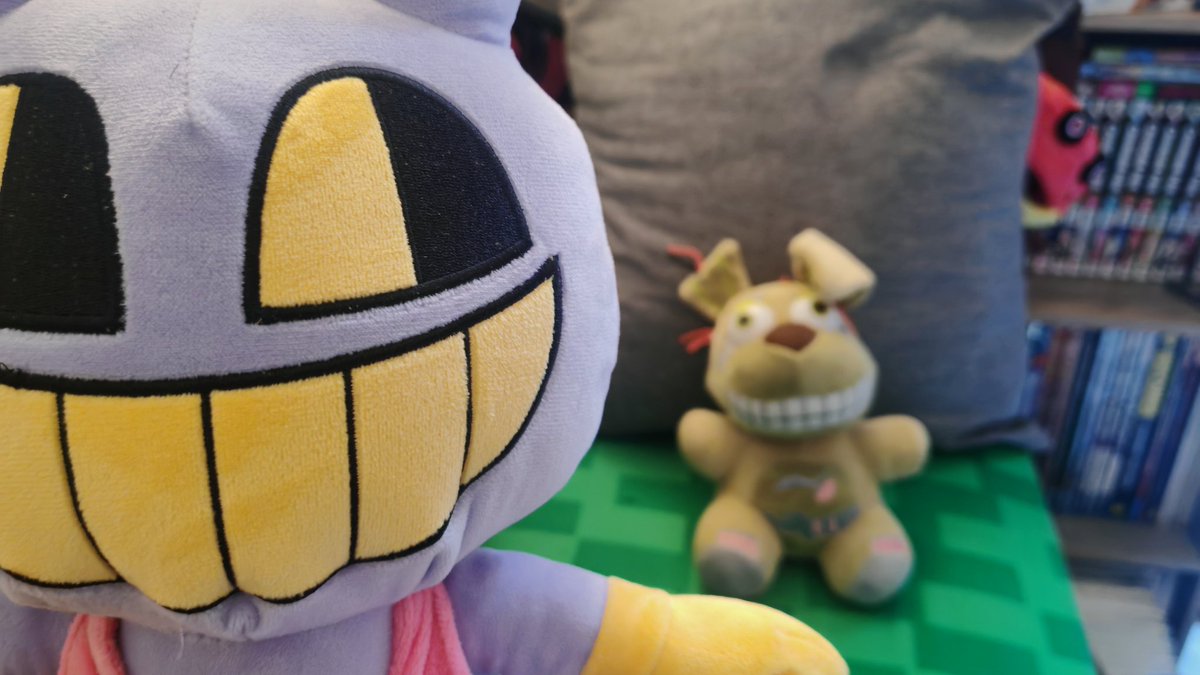 JAX DON'T LOOK BEHIND YOU! THERE'S A STINKY ASS BUM BEHIND YOU! JAAAAAAXXXXX!