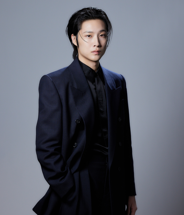 khybase's tweet photo. Kim Hyeyoon on chemistry with Lee Jongwon and working with <Salmokji> director
When asked if there were difficulties with underwater filming, Kim Hyeyoon said, "I had experience doing underwater filming in other works, and I actually like water, so before filming I had confidence. But <Salmokji> underwater filming, unlike other underwater filming, had scary props in the water and an environment that looked like black water, so it became scary. But seeing Jongwon oppa being very skillful and doing well, I felt stability and was able to film safely and well" she said.
Also, Kim Hyeyoon said, "After underwater filming with Jongwon oppa, we became closer, and even without separately trying, we naturally became close. Even during breaks in filming, among the actors, we talked a lot like a campfire atmosphere"
In addition, Kim Hyeyoon said, "When I first saw Jongwon oppa, he was friendly and comfortable like someone I already knew. Even though he joined filming from the middle, he had the charm of someone who had already been at this set. Because of that, we quickly became close, and I think the ex-lover chemistry was naturally expressed in the work" she said.
Regarding her chemistry with the director who is of a similar age, Kim Hyeyoon said, "On set, I didn’t really feel that we were the same age, but when eating together or talking personally, I really felt we were peers. Since we talked about topics like we do with friends, I think that’s why"
Also, Kim Hyeyoon said, "I heard this when we did stage greetings a few times; someone involved said, 'It’s rare for the director to step in (midway)' We didn’t know because we went in randomly, but I think this shows an MZ-style open mindset from working with a same-age director" she conveyed.
https://t.co/zd490KD8RJ