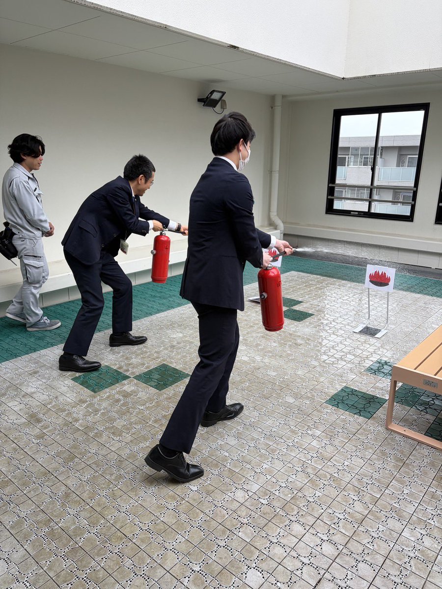 DesignOhara's tweet photo. 職員避難訓練🔥

今日は職員で避難訓練を実施しました！

消火器を使って実際に水をかけたり、防火扉の動きもチェック👀

みんなが安心して学校生活を送れるように、しっかり備えています！

いざという時のために、避難経路もぜひ確認しておいてね👌

#大原金沢 #避難訓練 https://t.co/lTkZzFAWjZ