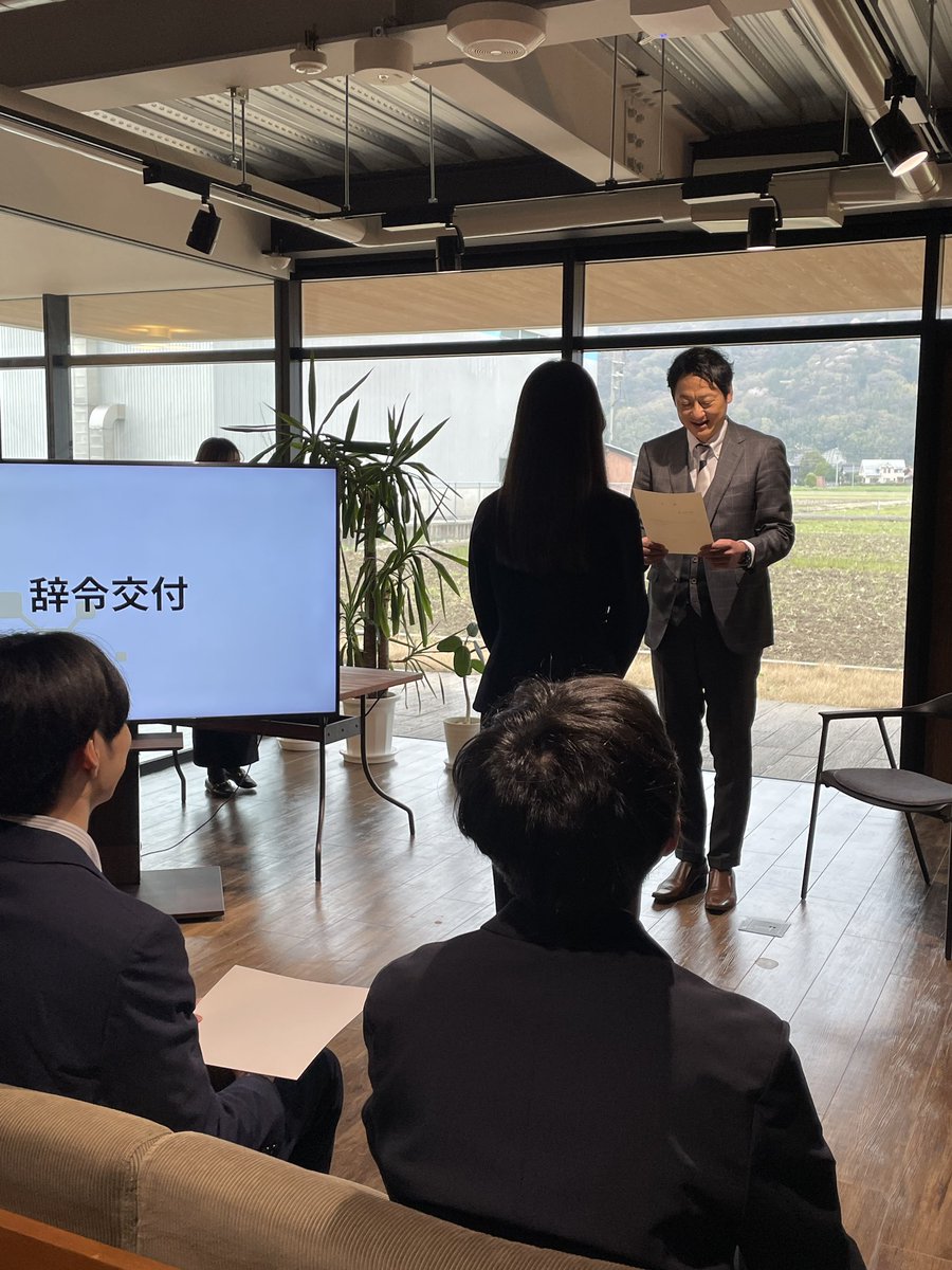 eGrid_official's tweet photo. 今年も3名の新卒新入社員と、2名の中途入社社員を迎え、入社式が行われました！

役員からは「昨日より今日、1つでも成長しているように日々学んでほしい」「自分のストロングポイントを見つけて欲しい」といったエールが向けられました✨

イーグリッド社員を今後ともよろしくお願いいたします。 https://t.co/gB9DRa4VZD