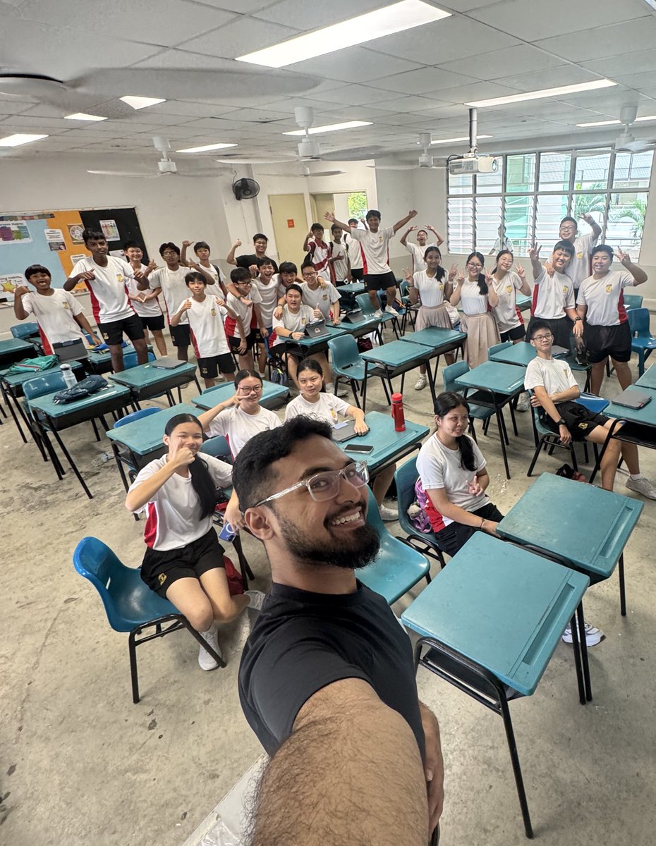 iskonssss's tweet photo. 1 year later I’m back, teaching another class, 2 Accountability.

Taught 2 classes actually, but only took picture with 1 class🥹😭

2 Empathy, yall in my heart

I’ve also been invited to my old secondary school, to give a talk to students under the entrepreneurship program🤓 https://t.co/SD2lwXnW3b