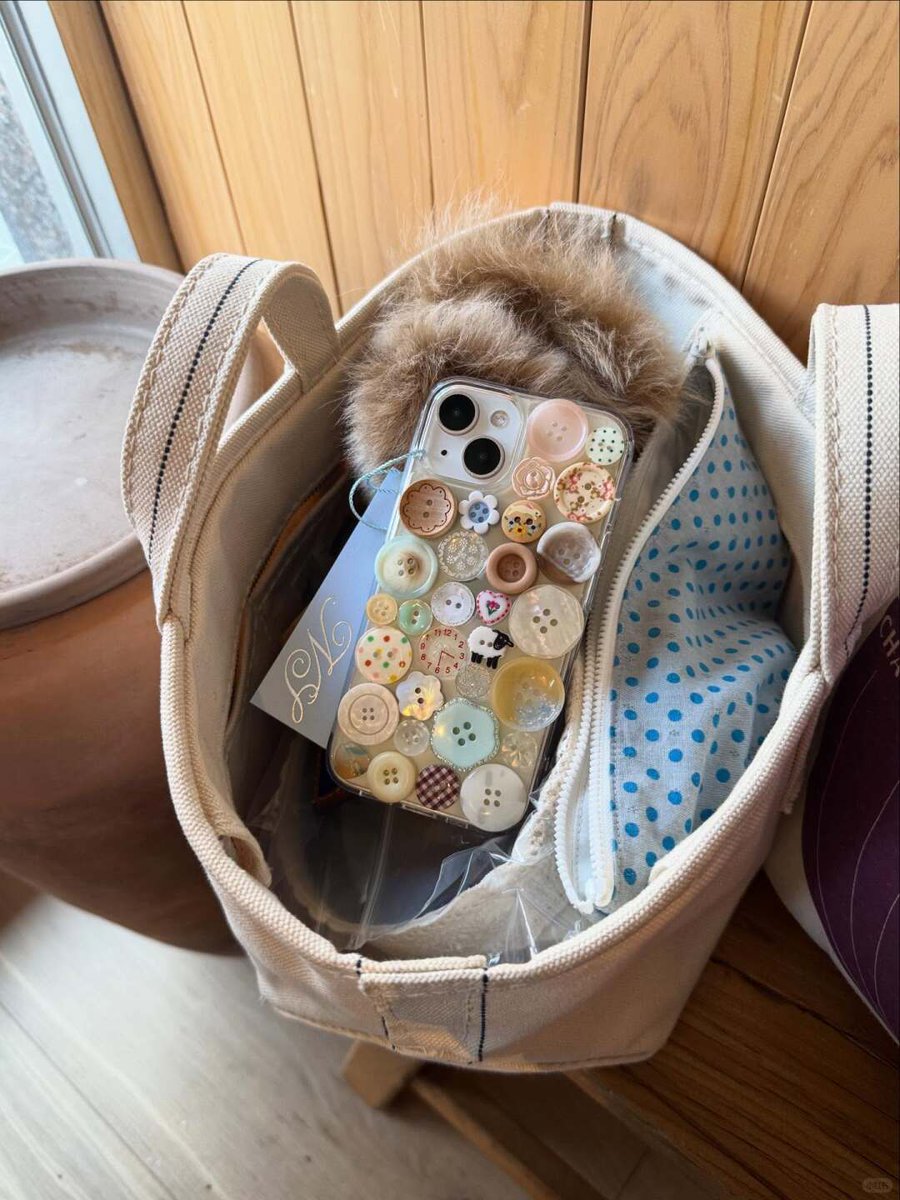 kaoriwi's tweet photo. this phone case with buttons is gorgeous—effortlessly aesthetic ✨📱 https://t.co/vwqsCHmH0c