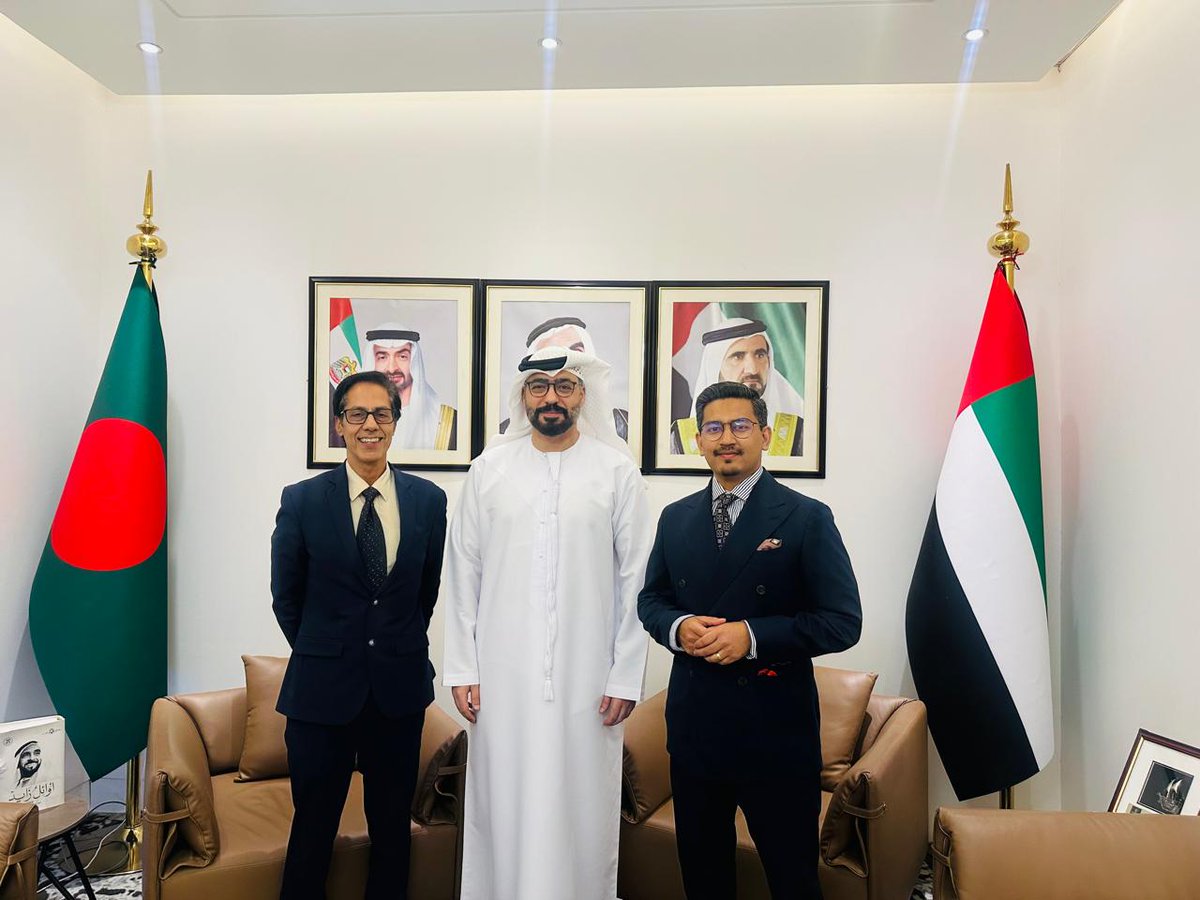 UAEEmbassyDhaka's tweet photo. UAE Ambassador to Bangladesh H.E. Abdulla Ali AlHmoudi, met with Mr. Kirtijai Pahari, Startegic Communication & External Relations Specialist, and Mr. Owais Parray, Senior Economic Advisor, UNDP Bangladesh. During the meeting, both sides exchanged views on exploring avenues to further enhance cooperation, with particular emphasis on advancing innovative, sustainable, and impactful humanitarian initiatives.@mofauae 

التقى سفير دولة الإمارات العربية المتحدة لدى بنغلاديش، سعادة عبد الله علي الحمودي، مع السيد كيرتيجاي باهاري، أخصائي الاتصال الاستراتيجي والعلاقات الخارجية، والسيد أوايس باراي، المستشار الاقتصادي الأول في برنامج الأمم المتحدة الإنمائي في بنغلاديش. وخلال اللقاء، تبادل الجانبان وجهات النظر حول سبل توسيع آفاق التعاون، مع التركيز على تعزيز المبادرات الإنسانية المبتكرة والمستدامة لإحداث أثر في المجتمع.