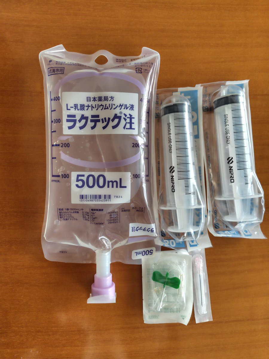 mamoritish's tweet photo. 日曜日から自宅で皮下点滴してます💉
目印に首のあたりを四角く剃ってもらったけど、後ろ脚で掻くからだんだん長方形になってきた😅
ももこ頑張ろうね😺 https://t.co/eQEIogXoZX