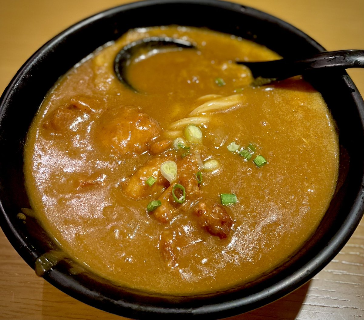 jun_jalan_jalan's tweet photo. 今日のカレーうどん、唐揚げ少なっ、私✨
私の４番が今日は不調ですわ💦
まぁ、そんな日もあります🙈
とりあえず白飯追加で〆カレーにして🍛
飲みました😋✨ https://t.co/La6sfHb9U0