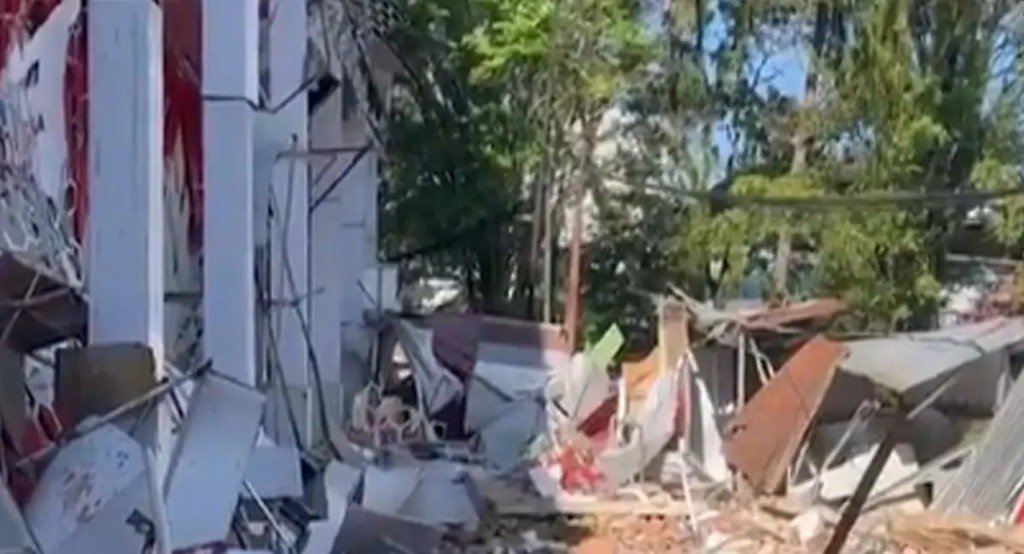 People's Update tweet media