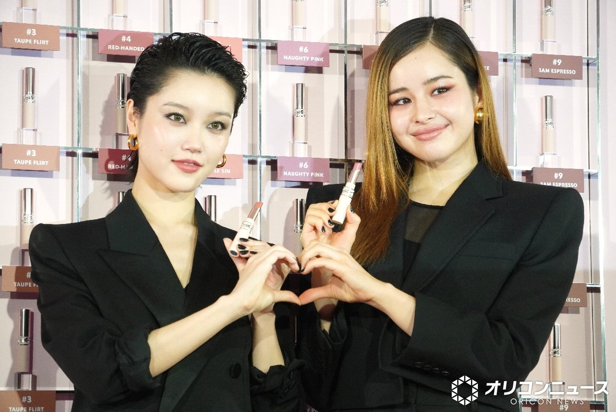oricon's tweet photo. XG・CHISA＆HARVEY
記者会見で互いにリップ塗り合いメイク完成💄

唯一無二の世界観で魅了「メイクとは自分らしさ」✨️
https://t.co/ae5gozhs4e

表参道ポップアップ イベント
「YSL LOVENUDE HOTEL TOKYO」
シークレットチェックイン レセプション記者会見

#YSLラブヌード https://t.co/TtLATTVINz