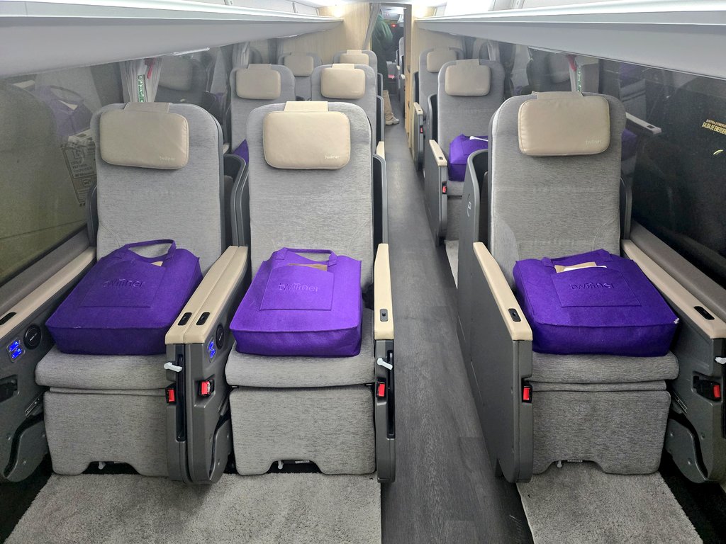 nonstopeurotrip's tweet image. Coming up tomorrow on my @YouTube channel, we're checking out the BRAND NEW Twiliner Luxury bus service on a 14 hour overnight journey from #Barcelona 🇪🇸 to #Zurich 🇨🇭 It's the only one in Europe with LIE-FLAT seats - but is it worth the steep price? 🚌 #NonstopEurotrip