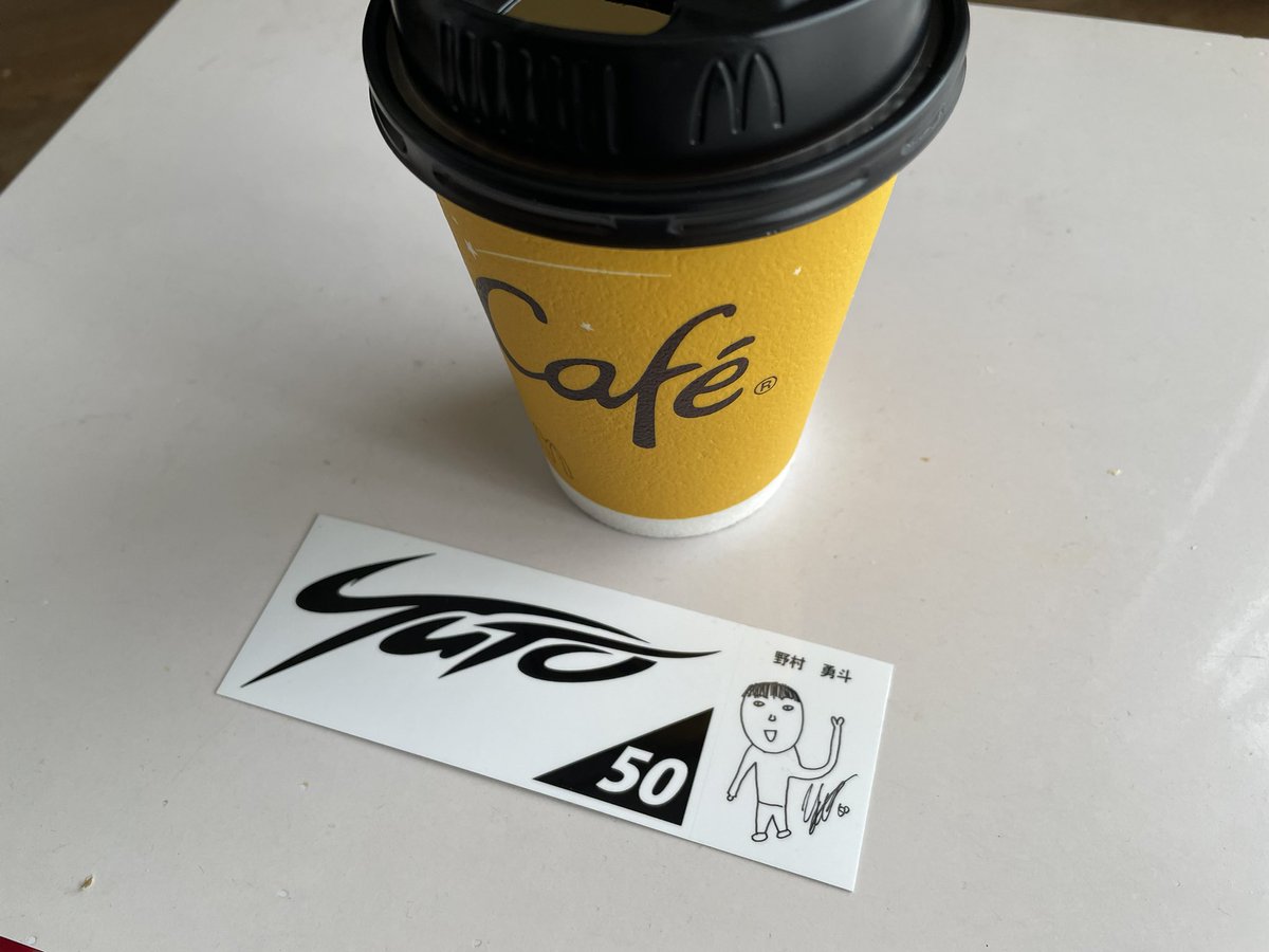 bmaxracing's tweet image. 野村画伯ステッカー完成しました🎉
（先日、テディベアと一緒に載せたのはデザイン下書きでした）
Yutoロゴとシュールな自画像、そしてシンプルな黒単色という、何とも評価しづらいモノですが、話のネタにぜひゲットしてください👍