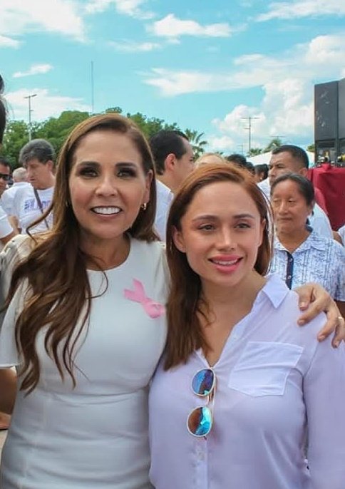 quintanaroonews's tweet photo. #Entérate Jueza federal suspende clausura a obras de “Perfect Day” en Mahahual
Jueza "Chetumaleña" le cumple, pero al gobierno que la impuso en el cargo.
Además mantiene a su hermana Carolina Valencia, incrustada en la nómina de la #CODEQ Como jefa de departamento del CEDAR.
En confirmación de que está subordinada al gobierno del estado y a los grandes capitalistas de Quintana Roo, y no al servicio del pueblo como prometió falsamente la reforma judicial, la jueza Primera de Distrito con sede en Chetumal, Eugenia Maritza Valencia Hernández, ordenó la suspensión de la clausura aplicada por la Procuraduría Federal de Protección al Ambiente (Profepa) a los trabajos anticipados de demolición y vertido de escombros para el proyecto Perfect Day en Mahahual.
Se trata de la misma “jueza del acordeón” que semanas atrás rechazó tres demandas de amparo presentadas por ciudadanos habitantes de Mahahual contra el cambio de usos de suelo, demostrando su mala fe inclusive con el uso de criterios legales contradictorios entre sí para negarles el acceso a la justicia.
Contrario a su actitud hacia los ciudadanos, ahora de manera solícita atendió el amparo promovido contra la clausura que aplicó la Profepa y otorgó una suspensión definitiva contra ella, poniendo los intereses económicos de la naviera Royal Caribbean por encima del derecho de la comunidad a un medio ambiente sano y al principio de protección prioritaria de la naturaleza.
La demanda de amparo contra la clausura aplicada por la Profepa fue presentada el 26 de febrero pasado por medio de la empresa Promociones Turística Mahahual, socio de la naviera que actuó como su testaferro en este procedimiento legal.
Esta empresa es la misma que acompañó solicitó el cambio de usos de suelos para el proyecto Perfect Day junto con la razón social Cielo Asoleado, la misma que presentó la Manifestación de Impacto Ambiental (MIA) de la obra, por lo que ambas son firmas de la naviera Royal Caribbean para realizar sus actividades operativas en Mahahual.
El pasado 27 de marzo se realizó la audiencia incidental y la “jueza del acordeón” resolvió otorgarles la suspensión definitiva contra la clausura que realizó la Profepa el último día de enero, con base en el número de expediente PFPA/29.1/3S.4/0001-2026.
Para la juez no tuvo relevancia que la Profepa actuó con base en una denuncia ciudadana y una inspección que confirmó actos de demolición realizados sin autorización ambiental respectiva, así como vertido de escombros en sitios no autorizados y excavaciones y rellenos en área de manglar.
El juicio de amparo continúa en estos términos bajo esta jueza a modo de los intereses del gobierno del estado y de los capitalistas apoyados por éste, y según su última programación debe resolverse a principios del mes de abril.
Como se recordará, la Profepa realizó el 28 y 29 de enero visitas de inspección ambiental a un conjunto de predios ubicados en la localidad de Mahahual, en una superficie aproximada de 79 mil 426 metros cuadrados.
Como resultado encontró actividades de relleno y compactación de un camino rústico en una zona de vegetación costera de selva baja con presencia de manglar, así como trabajos de demolición, desmantelamiento de infraestructura y recolección de material de escombro y metal sin contar con la autorización en materia de impacto ambiental emitida por la autoridad federal competente.
Precisó que las obras y actividades relacionadas con el proyecto llamado anteriormente Destino Mahahual y hoy renombrado Perfect Day, en una superficie de 17 mil 115 metros cuadrados.
Ante estas irregularidades y al no acreditarse la autorización federal correspondiente para la superficie intervenida, la Profepa impuso como medida de seguridad la clausura total temporal de las obras y actividades relacionadas con el proyecto Perfect Day Mahahual, con fundamento en la legislación ambiental vigente.