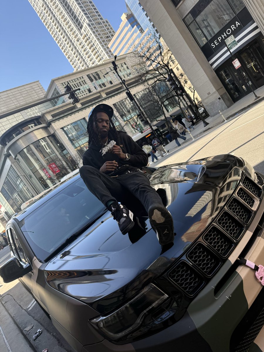 Tanabandz's tweet photo. Took the #Srt to the Chi they saying my car hot😈🔥 #chicago #fyp #viral #trend #mopar https://t.co/zkovHfQin8