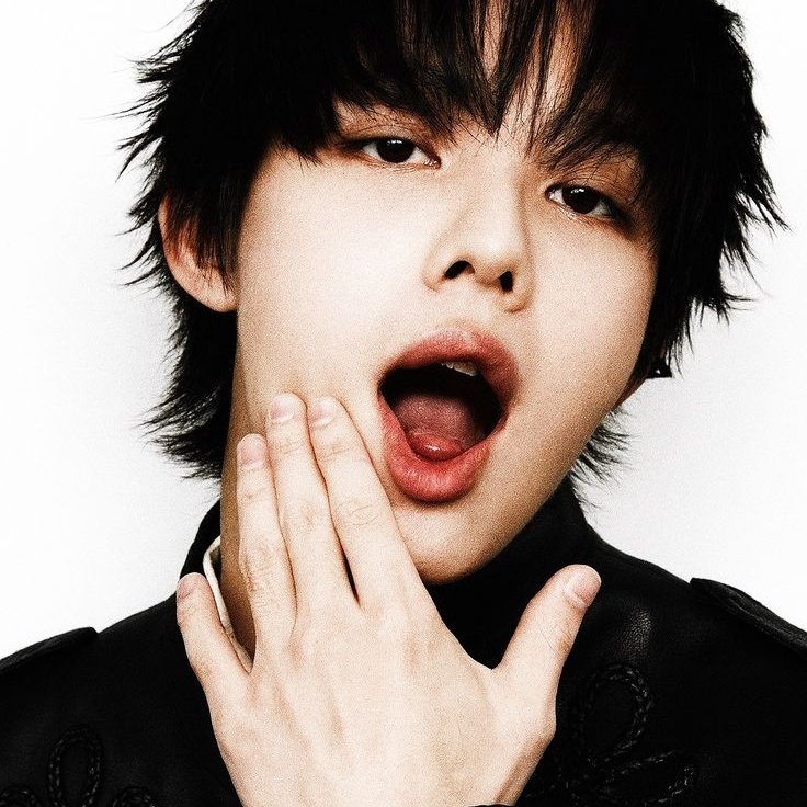 echocoer's tweet image. thank you makeup artist cause im considering hyeon's lip combo as #redred