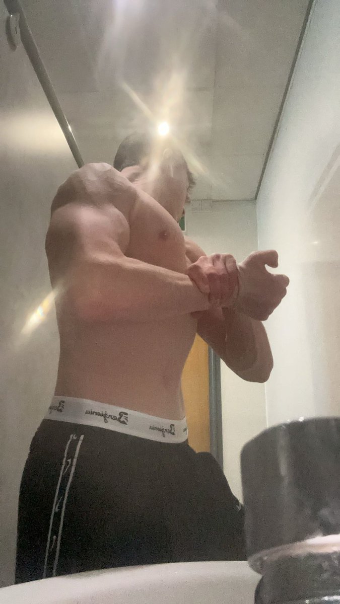 AlphaTomWills's tweet photo. Starting off strong 💪 come worship these big biceps. https://t.co/33jKtiZWyS