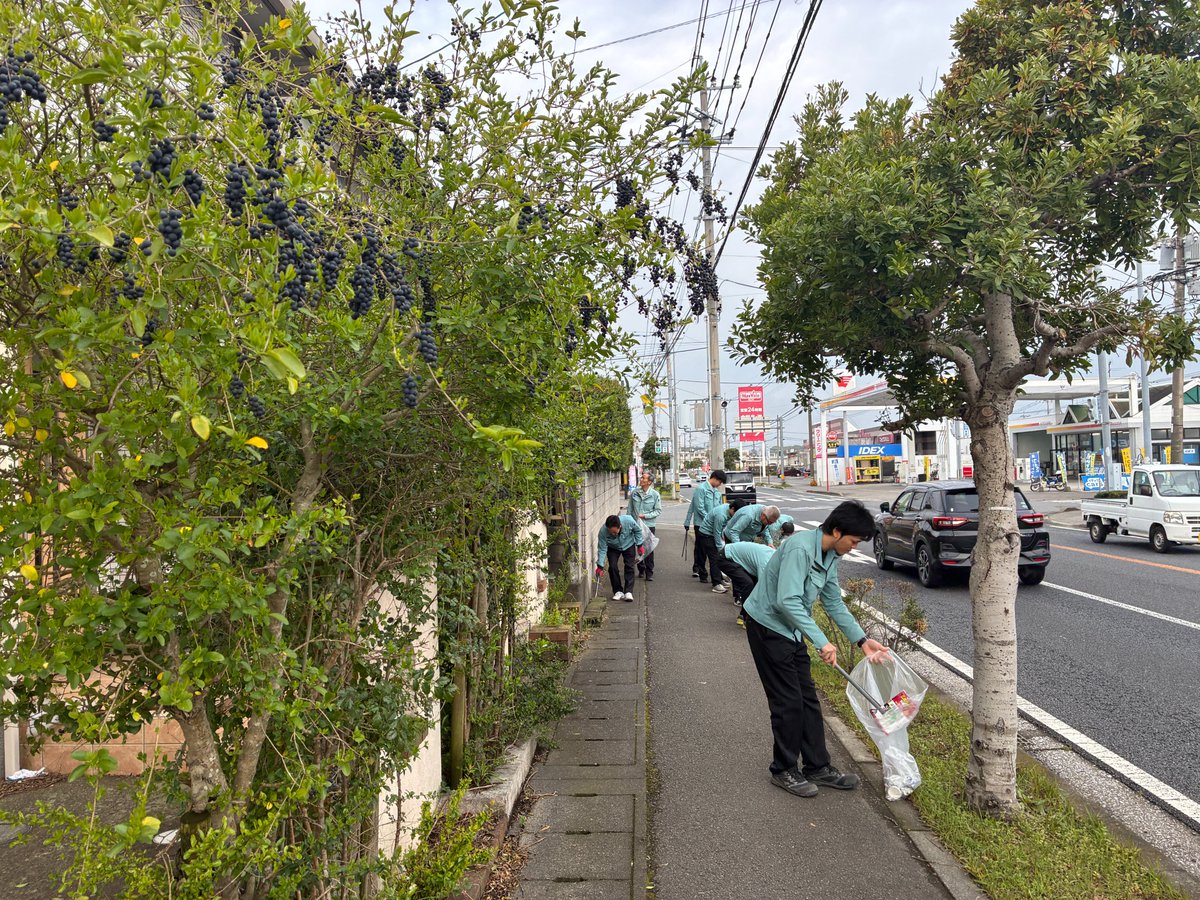 heiwakensetsu's tweet photo. 本日は街の清掃ボランティアへ。 
小さなゴミも見逃さず、みんなで協力して街をリフレッシュさせました！ 
継続は力なり。きれいな街並みを次世代へ繋いでいきたいですね。
#大分県 #大分市 #平和建設 #きれいにしょうえおおいた推進事業 #ゴミ拾い #ボランティア #建築 #土木 #みなとSDGs https://t.co/tAMfTV858i