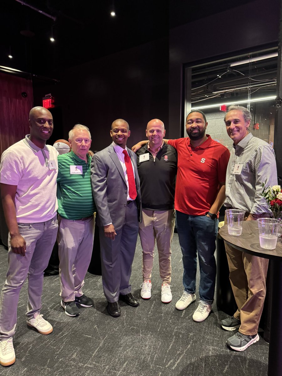 CoachJ1977's tweet photo. Congrats again @CoachGainey #gdshoopfam https://t.co/DhdK32CIhw
