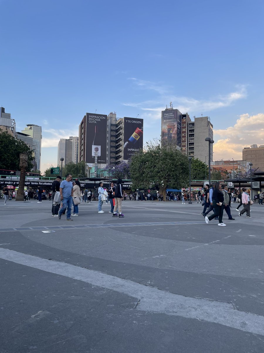 La glorieta Insurgentes a la 6 de la tarde es uno de mis lugares favoritos del ex DF. Es increíble la cantidad y la diversidad de personas que ves pasar por aquí. Además tiene vibra de otra época, un espacio público anticuado que solo la inmensidad de esta ciudad mantiene vivo.