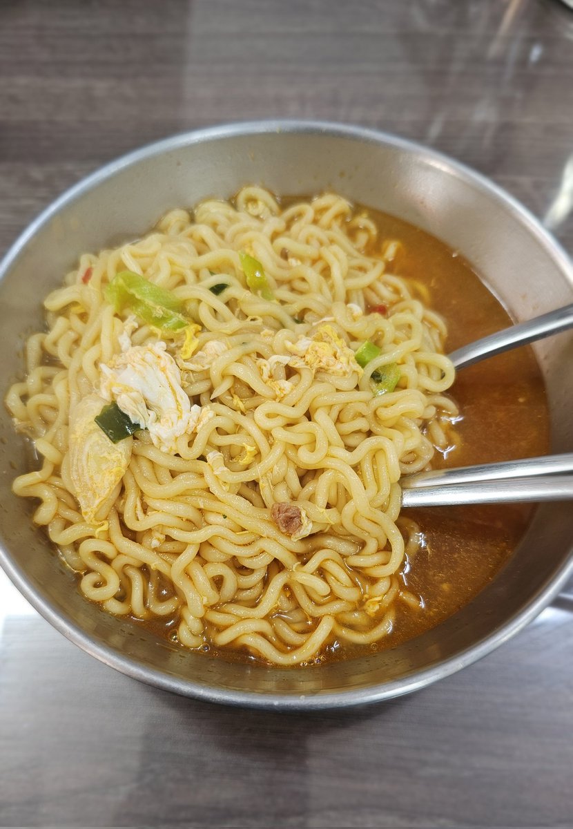 회식 다음 날에는 대표님이 끓여주신 라면을 먹는다고 한다. 아침 해장라면 🍜
