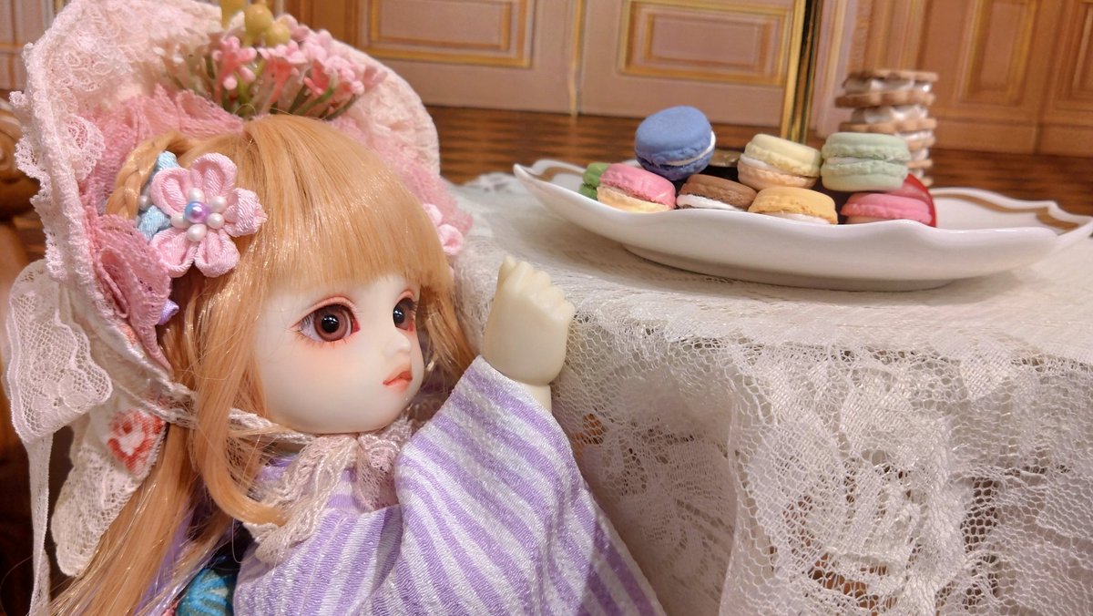 SINoALICE5thome's tweet image. 『おはようございます』
(生憎の雨でしたので素敵な洋室にお邪魔致しました。ソファよりも愛らしいカラフルなマカロンに釘付けですね)
#ドルポ秋葉原　#ふーみつメイク　#DOLL