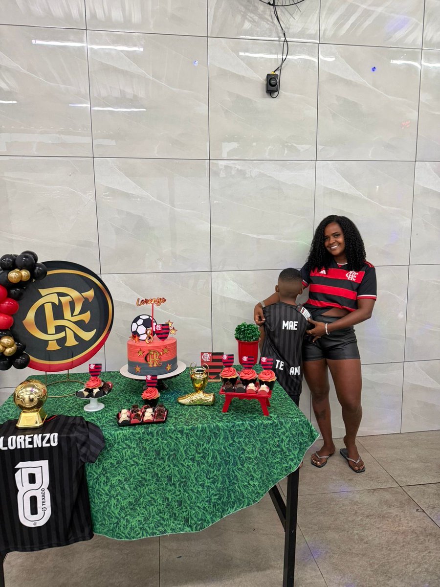 raphabombomm's tweet photo. Sobre ontem 8 aninhos do meu vida🖤❤️ https://t.co/1D1L7gAFxD