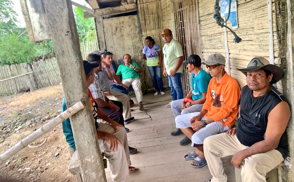 Agricultura_CZ4's tweet photo. #Manabí | Socialización de servicios institucionales y fortalecimiento de capacidades técnicas sobre manejo de registros productivos en bovinos, buscamos mejorar la productividad, garantizado la sostenibilidad, dirigido a productores de la parroquia Boyacá del cantón #Chone. 🇪🇨🇪🇨 https://t.co/PhduqMjPSY