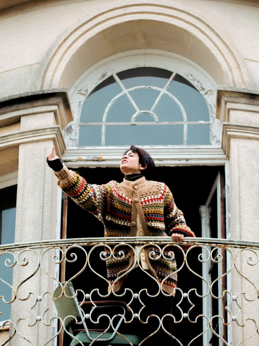 * Carol Castro * tweet media