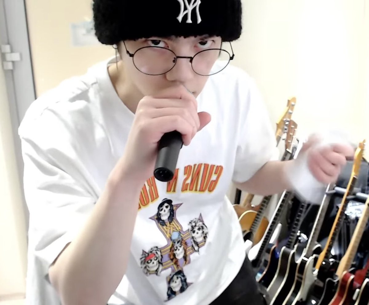 헬노우 tweet media