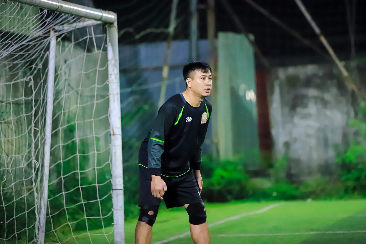 nhuminhvo6879's tweet image. Người ta nói trên đời này có 2 kiểu đàn ông…

Một là đẹp trai.
Hai là bắt gôn hay.

Còn người này… nó gom luôn cả 2.

Đẹp trai kiểu không cần cố.
Sáng ngủ dậy tóc rối rối mà vẫn ra dáng soái ca.
Ra đường là gái nhìn, chó nhìn, ông bán trà đá cũng nhìn.
Đến