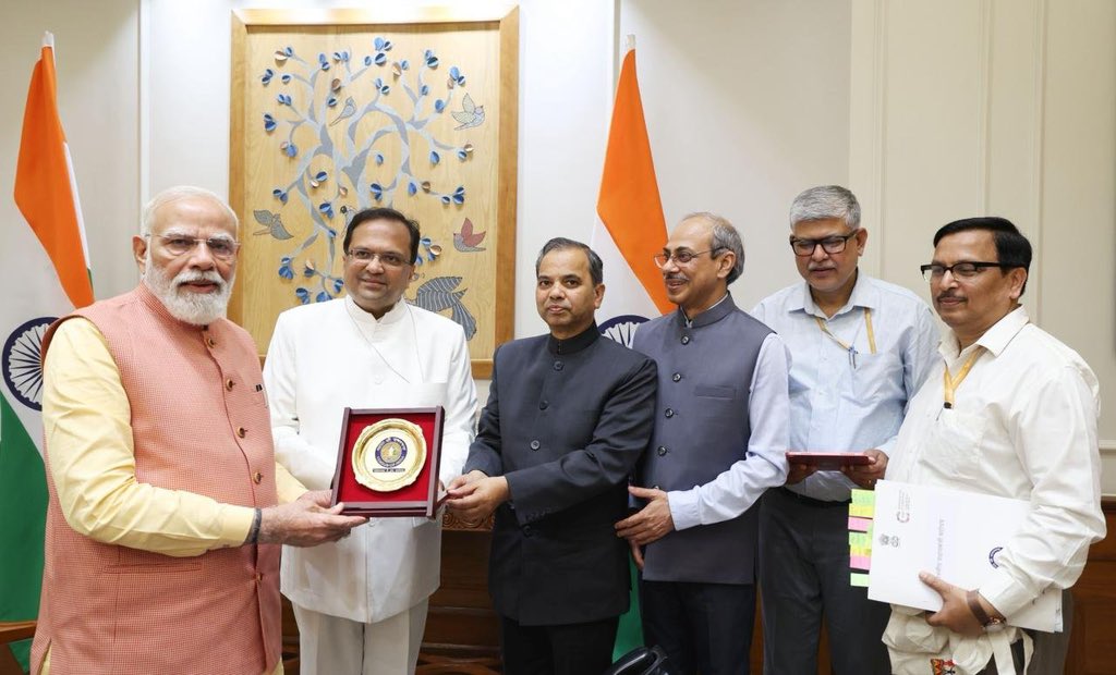 मी माझी स्वतःची गणना पूर्ण केली आहे.

आजपासून जनगणना 2027 च्या पहिल्या टप्प्याला सुरुवात होत आहे, जो घरांची यादी तयार करणे आणि घरांच्या नोंदी करण्याशी संबंधित आहे. ही जनगणना प्रथमच डिजिटल माध्यमाद्वारे केली जात आहे. तसेच, ही प्रक्रिया भारतातील नागरिकांना त्यांच्या कुटुंबाची