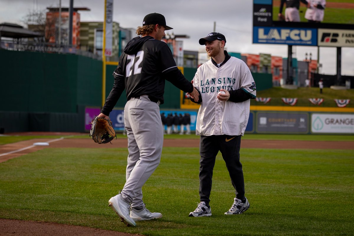 LansingLugnuts's tweet photo. Thanks to @MSUBaseball for dropping by on a cold night!
Opening Night is one sleep away... https://t.co/JXVfpjpxz5