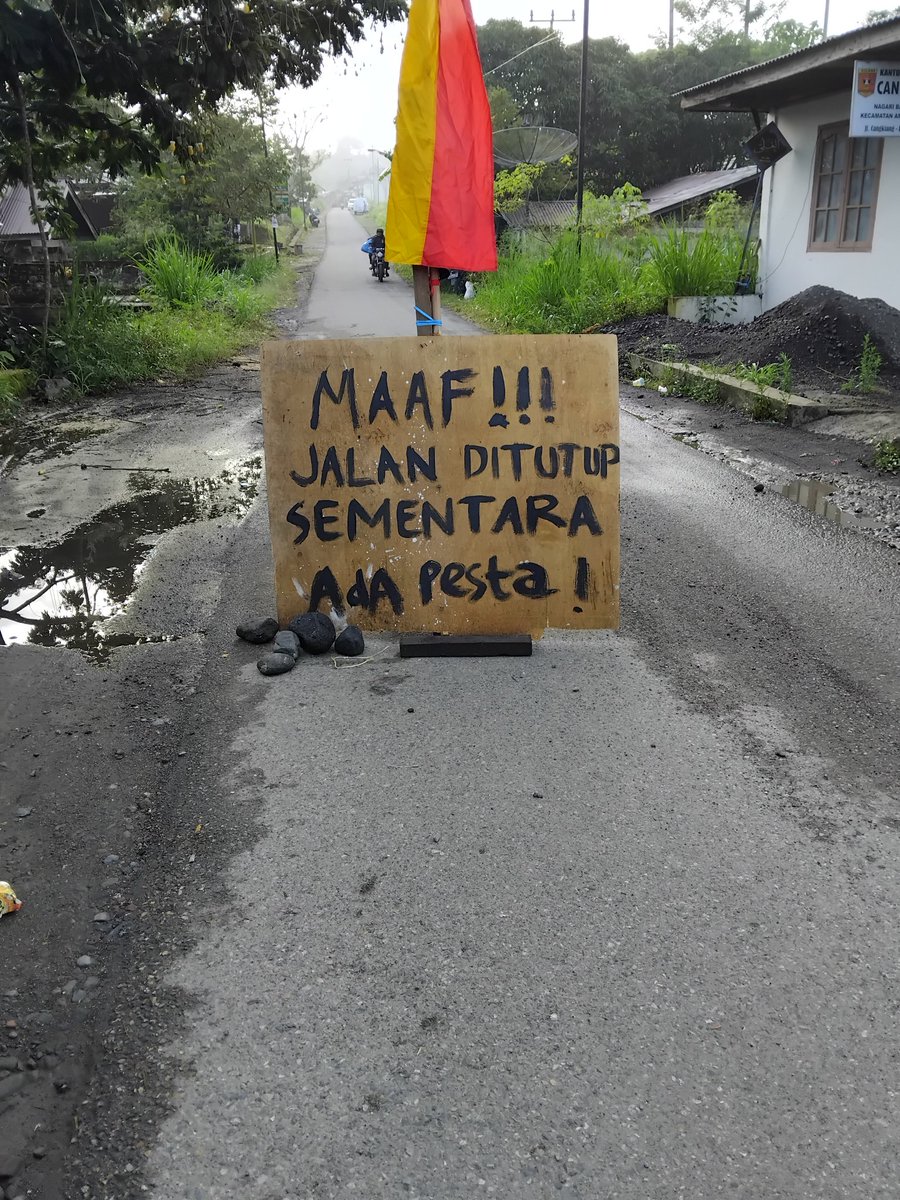 andherson007's tweet photo. Doa ku pagi ini pas antar anak kesekolah :
Selamat menempuh hidup baru, semoga menjadi keluarga bermasalah, penuh konflik, susah rezkinya dan tidak dikaruani keturunan. https://t.co/q4WLhS9K5s