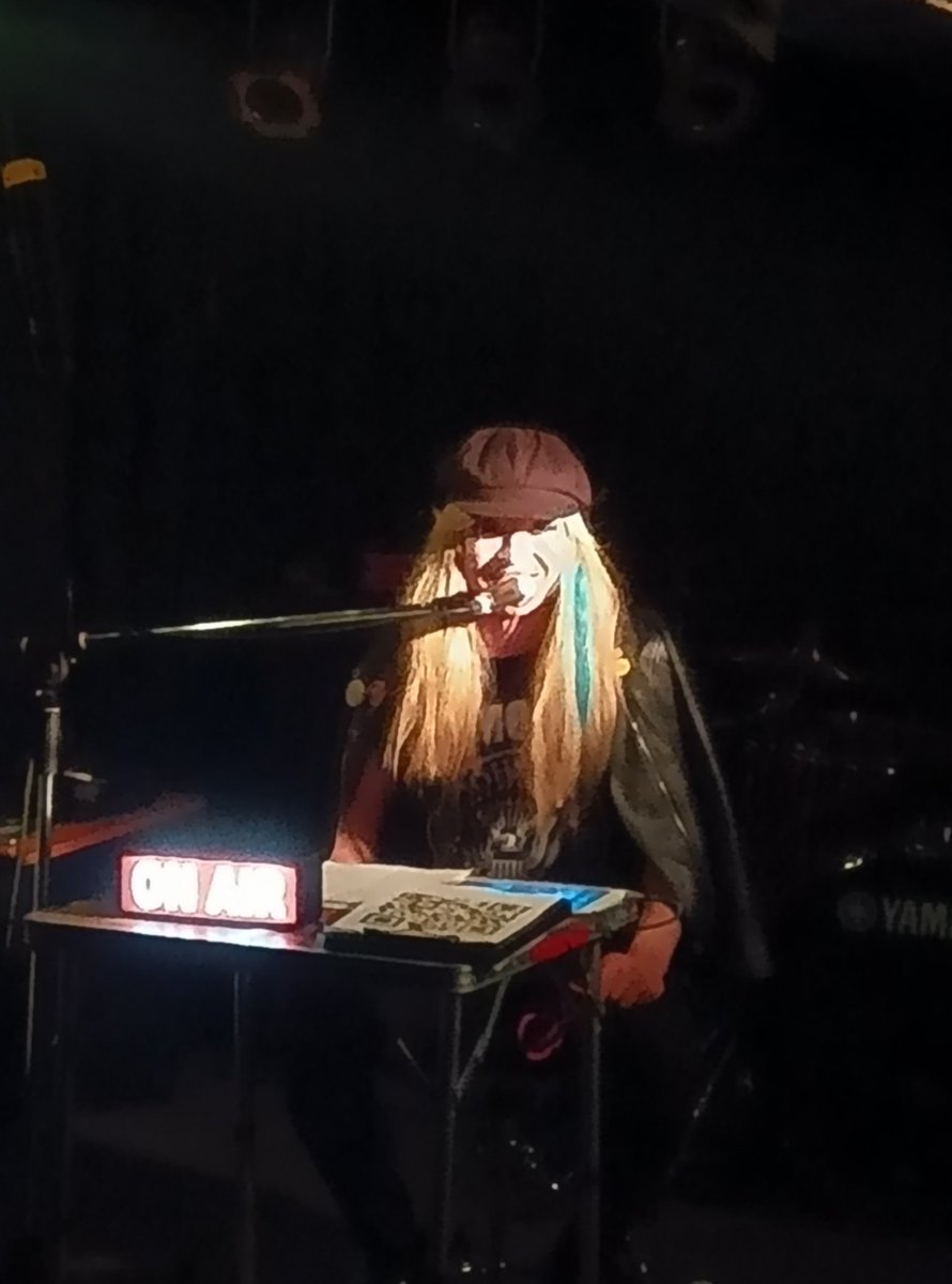 トール tweet media