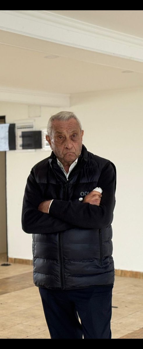 Por la cara, parece que le llego el rumor de que lo está buscando el jardinero de Carlos garrido... dicen eh... yo solo escucho los rumores en los pasillos mientras ajusto todas la tuercas con loctite.