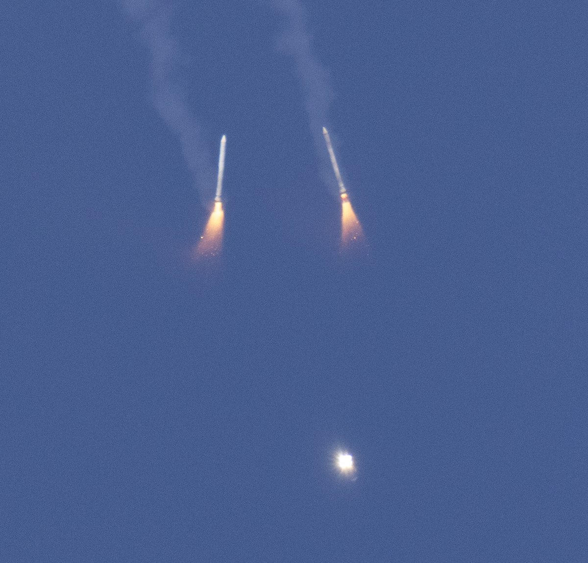 nasahqphoto's tweet image. Liftoff of #Artemis II on it's way to the Moon! Check out photos - flic.kr/s/aHBqjCGHmm