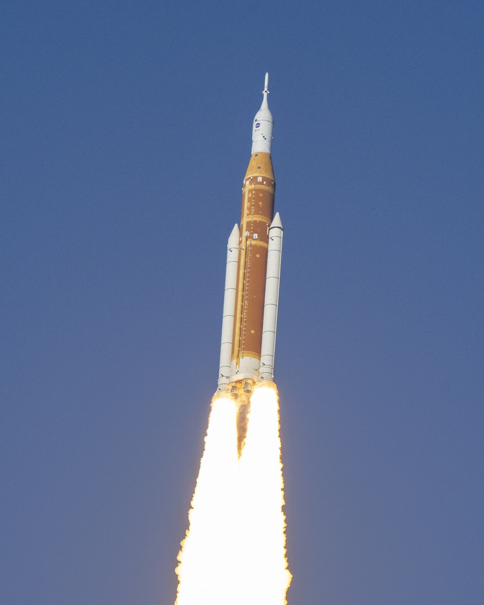 nasahqphoto's tweet image. Liftoff of #Artemis II on it's way to the Moon! Check out photos - flic.kr/s/aHBqjCGHmm