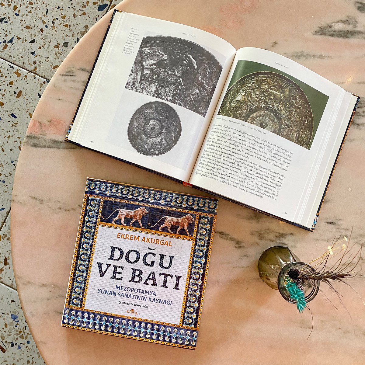 Sanat tarihi meraklıları, arkeologlar ve kültürel mirasa ilgi duyanlar için görsel bir hazine: Doğu ve Batı. Yayınlandığında büyük yankı uyandıran eser, İngilizce, İtalyanca ve Fransızcaya çevrilmişti. Şimdi ise ilk kez Türkçe olarak sizlerle!

🔗: kronikkitap.com/kitap/dogu-ve-…