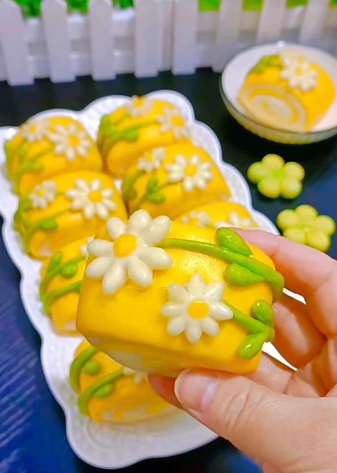 greenspringcn's tweet image. 2/4 Natural yellow isn't just a color; it's an emotion. 🥐🌞
In baking, it evokes warmth, freshness, and pure indulgence. Using plant-based yellows like curcumin gives pastries that perfect, golden-hour glow.

#CleanIngredients #HealthyBaking #BakingInspiration