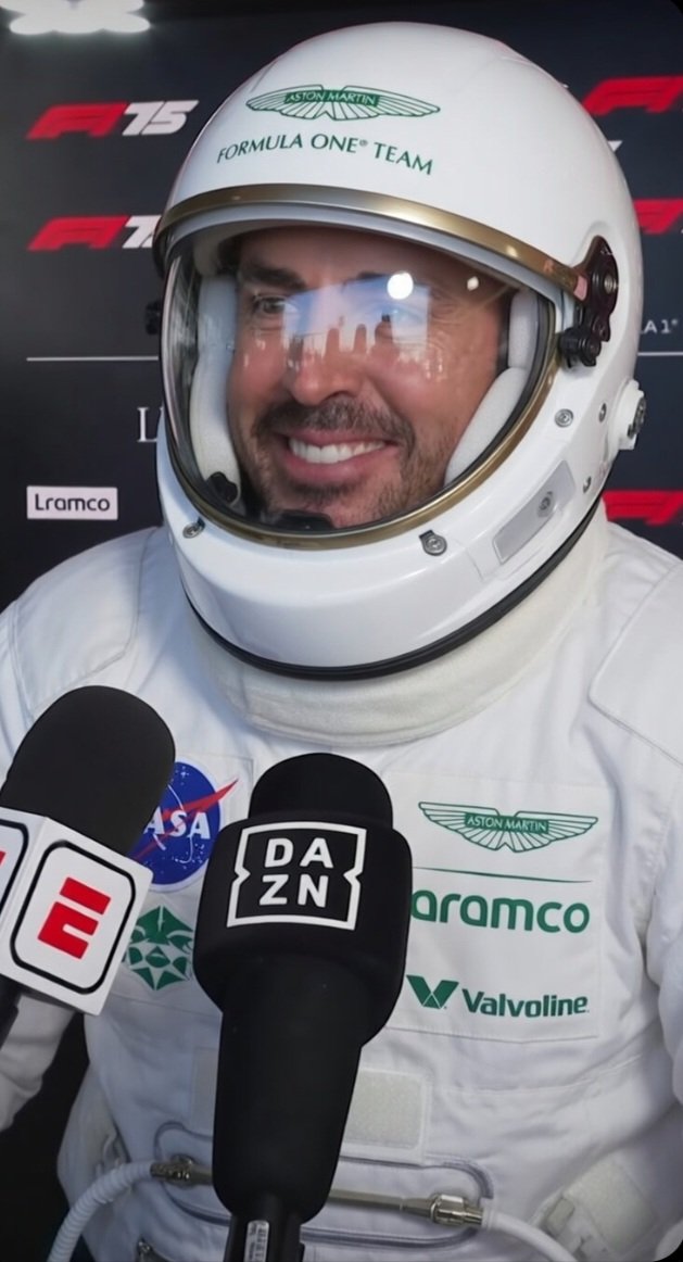 🗣️“Es de los MEJORES despegues de mi vida, pero como quede P19 nadie se acordará...”
 
👉“Salí DISPARADO de la Artemis y quedé ORBITANDO, fue una maniobra bonita, pero como la FOM no nos enfoca...”
 
“Pedro me ha dicho que es la PRIMERA vez que hago un OUTLAP en ÓRBITA (se ríe).”